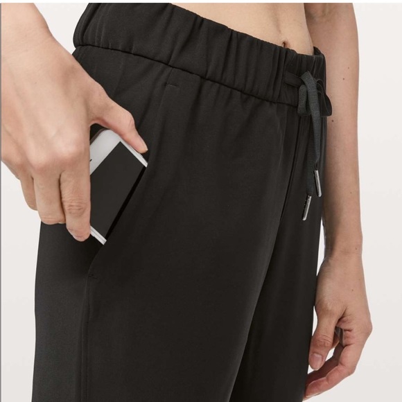 Lululemon On The Fly pant 25” - Picture 3 of 8
